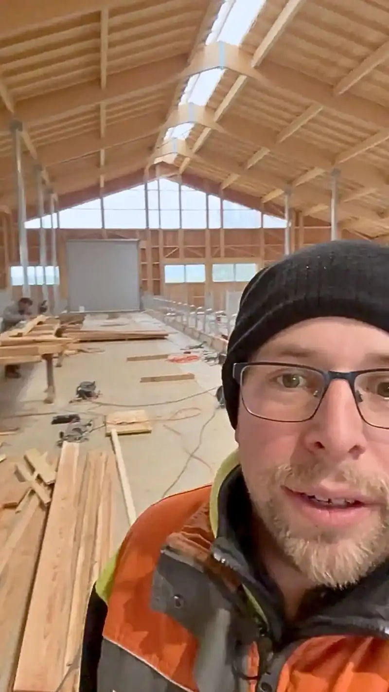 Der Stall nimmt Gestalt an