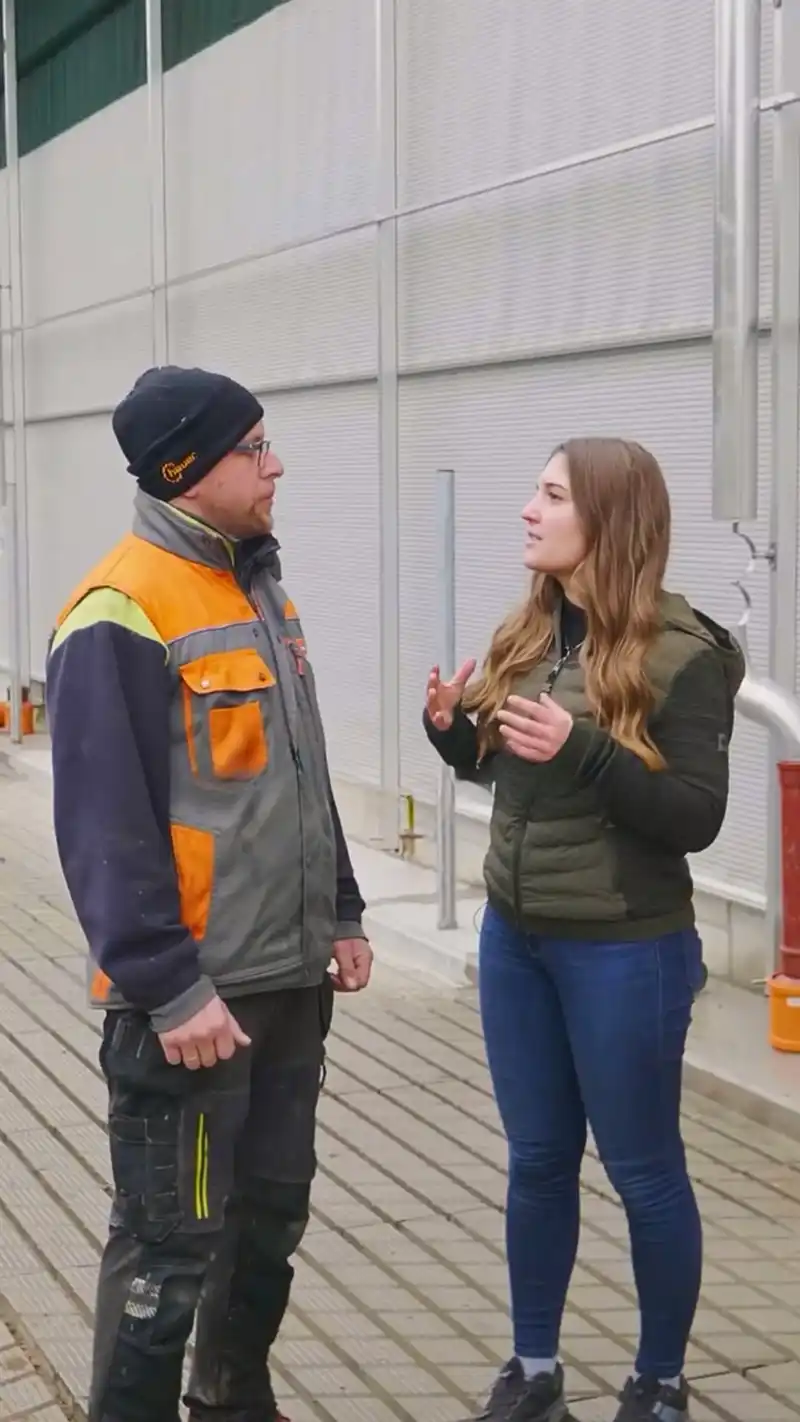 Die Vorhänge werden angebracht 