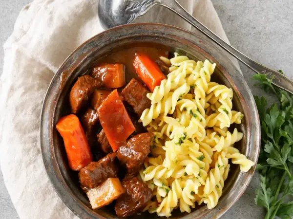 Bierfleisch mit Kräuternudeln